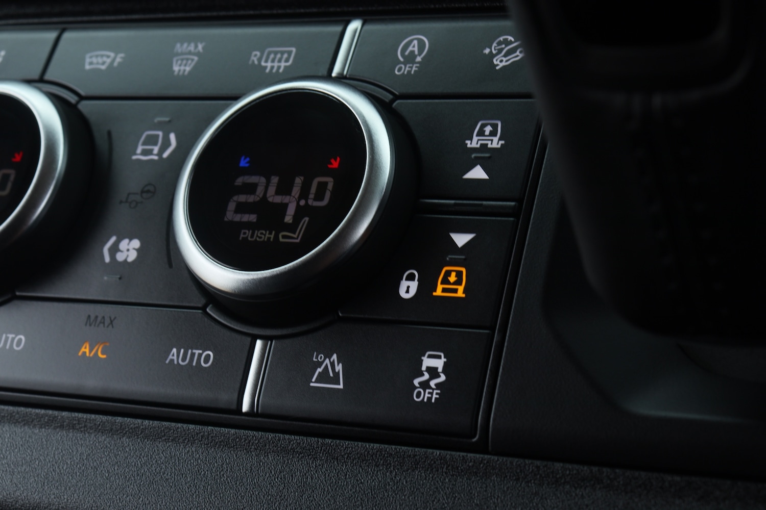 Used Land Rover Defender 2023 for sale - 77916870: Photo 50