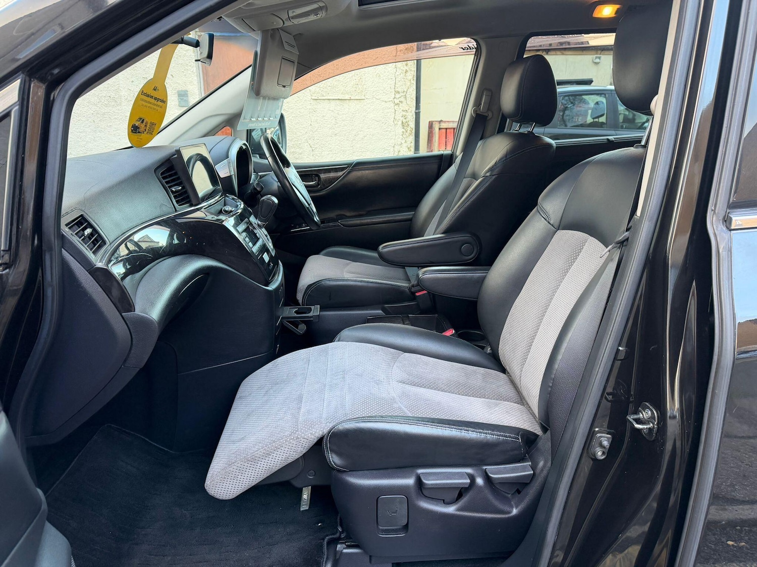 Used Nissan Elgrand 2023 for sale - 76701839: Photo 25