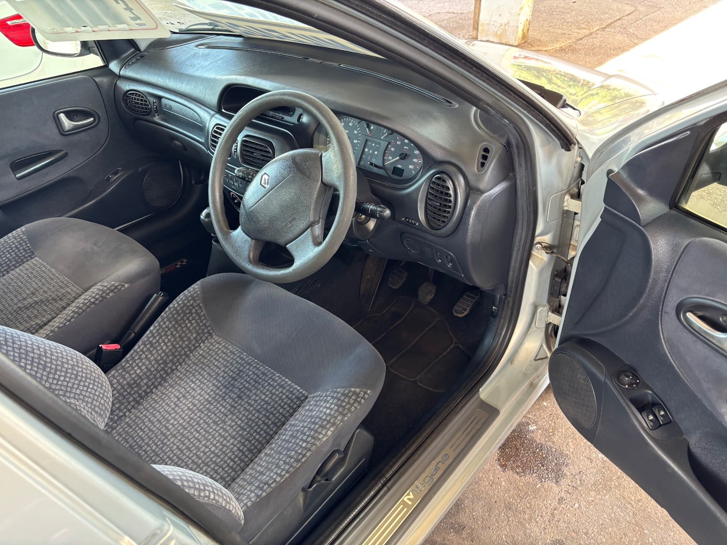 Renault Megane 2002 (02) - 1.6 16V Expression 5dr - Image 14