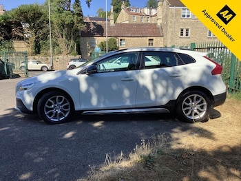 Used Volvo V40 Cross Country 2016 for sale - 79494142: Photo