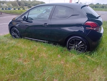 Used Peugeot 208 2017 for sale - 79323824: Photo