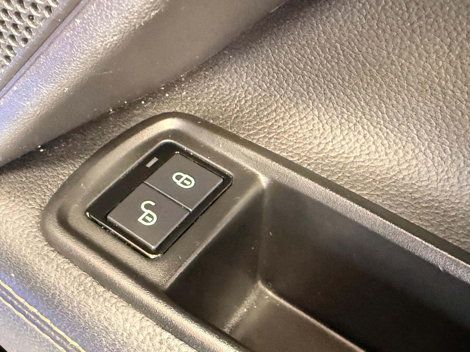 Used Jaguar XE 2017 for sale - 77722510: Photo 33