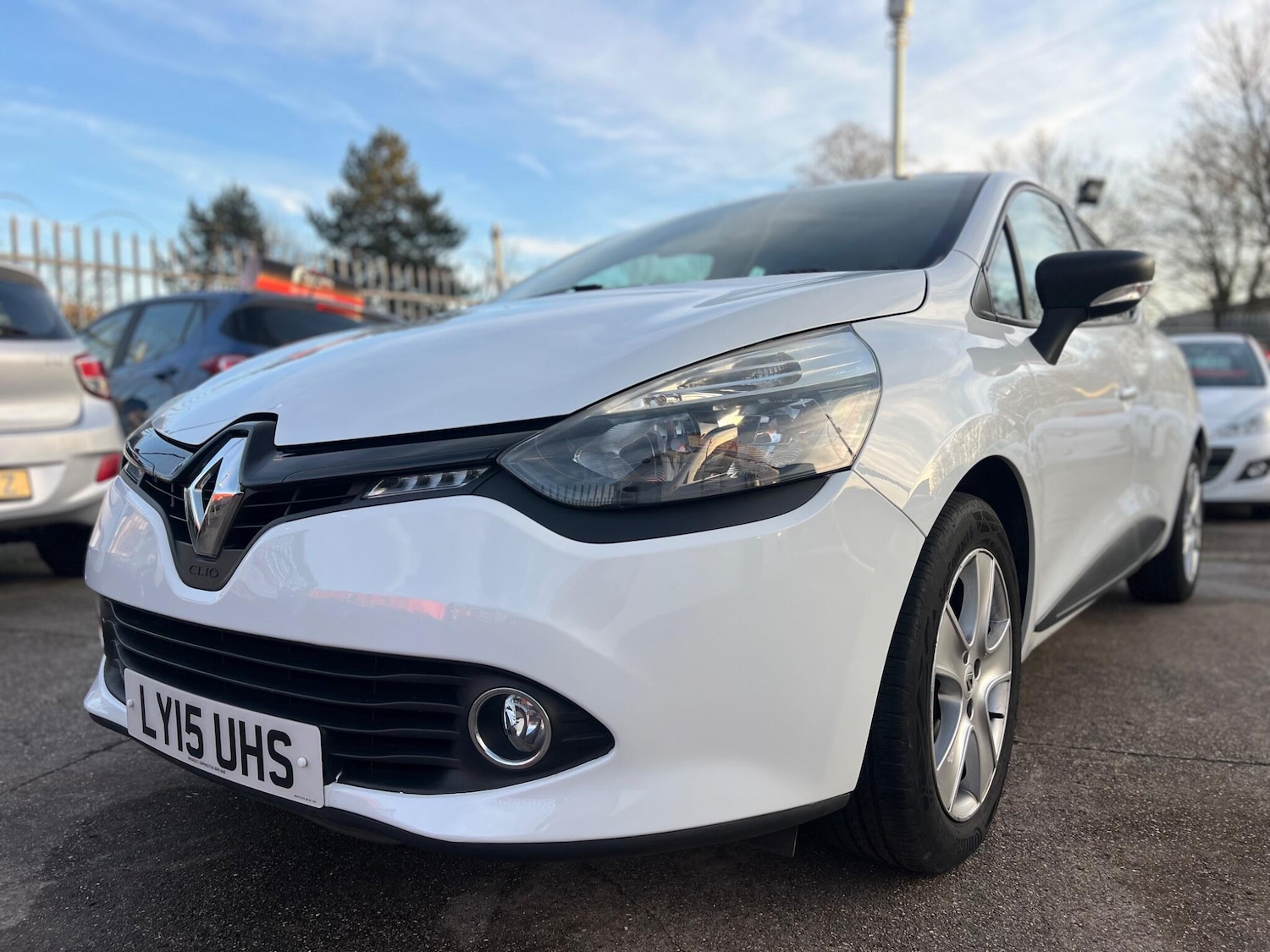 Used Renault Clio 2015 for sale - 76645863: Photo 2