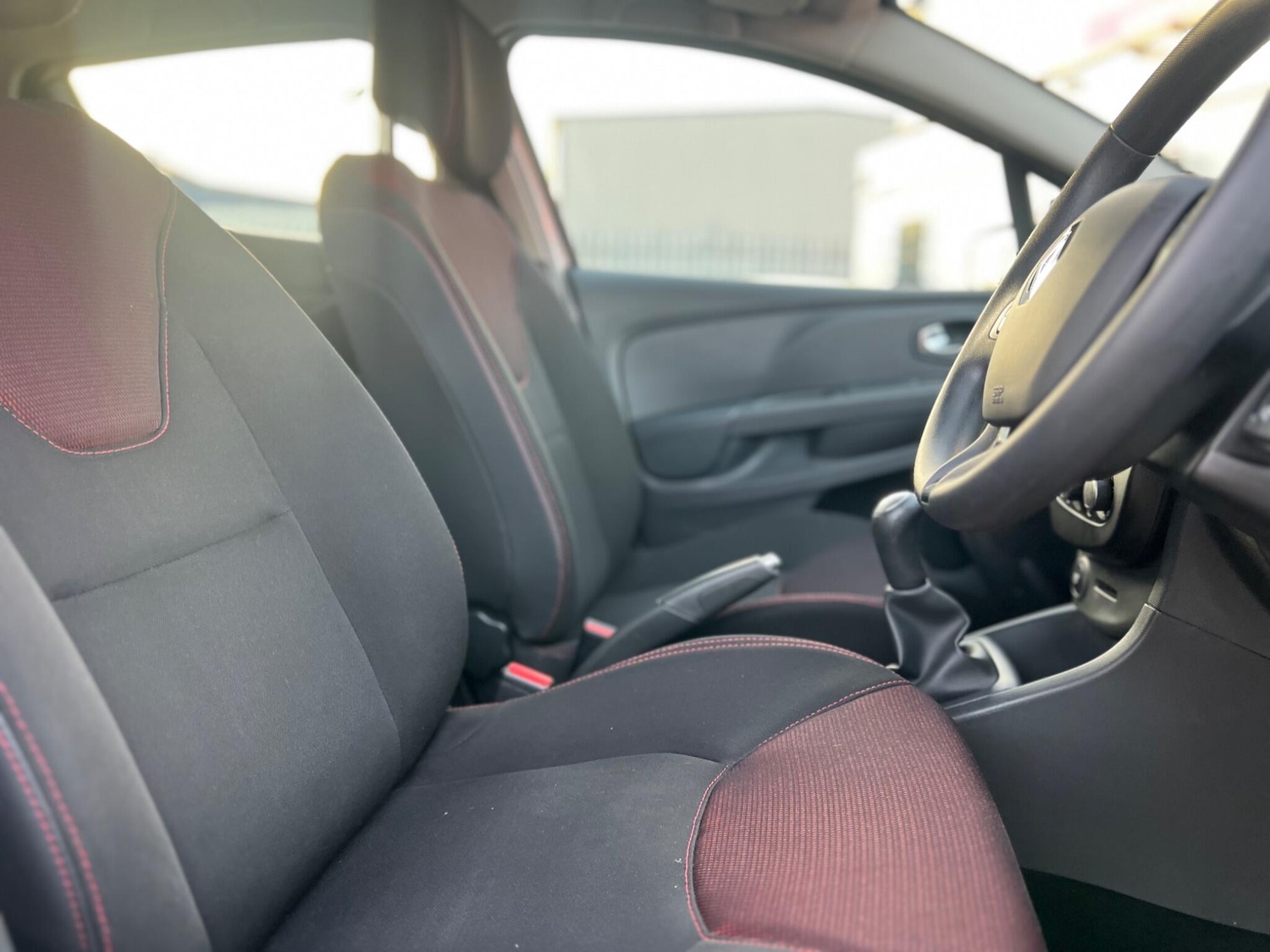 Used Renault Clio 2015 for sale - 76645863: Photo 24