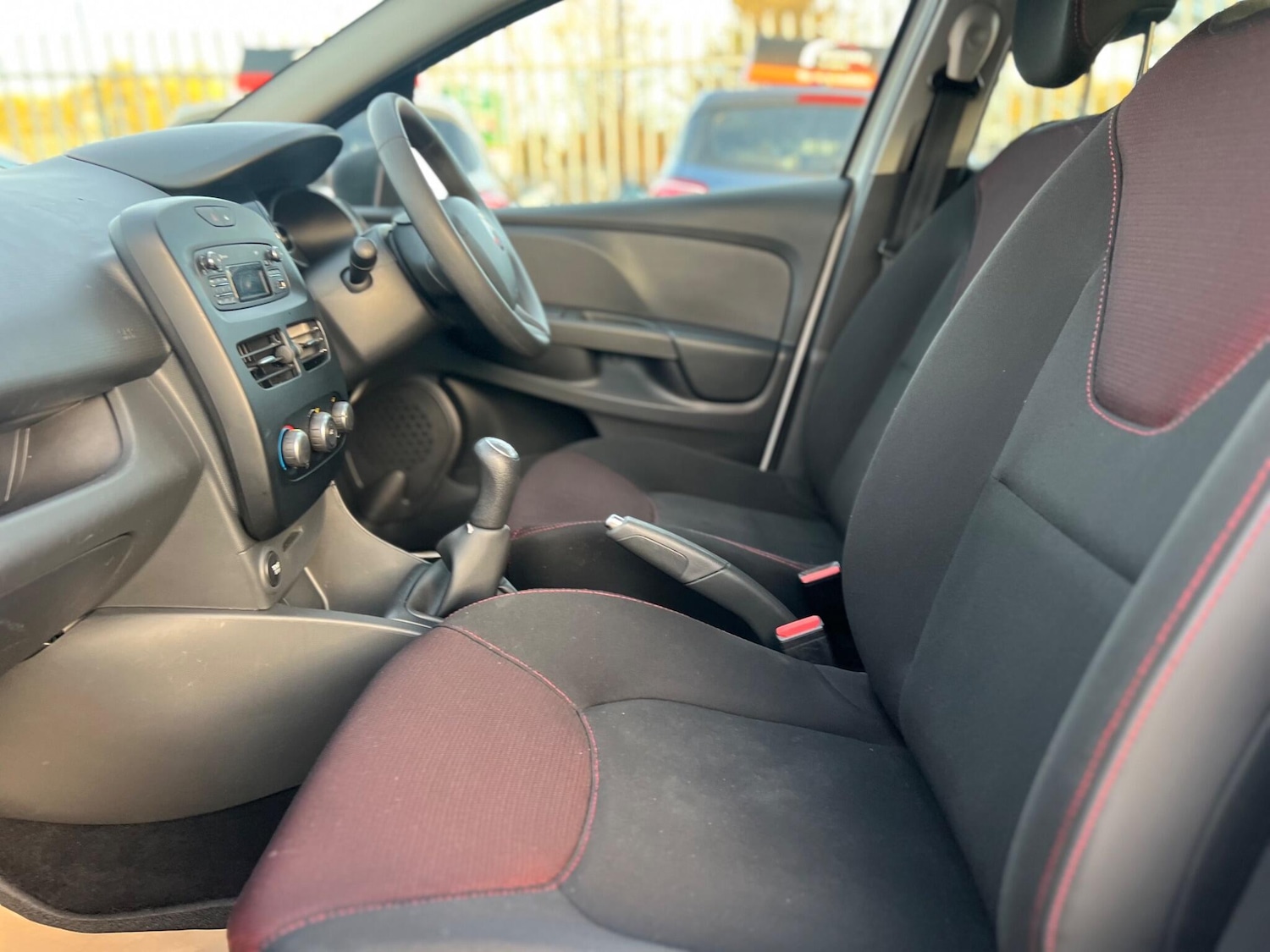 Used Renault Clio 2015 for sale - 76645863: Photo 26