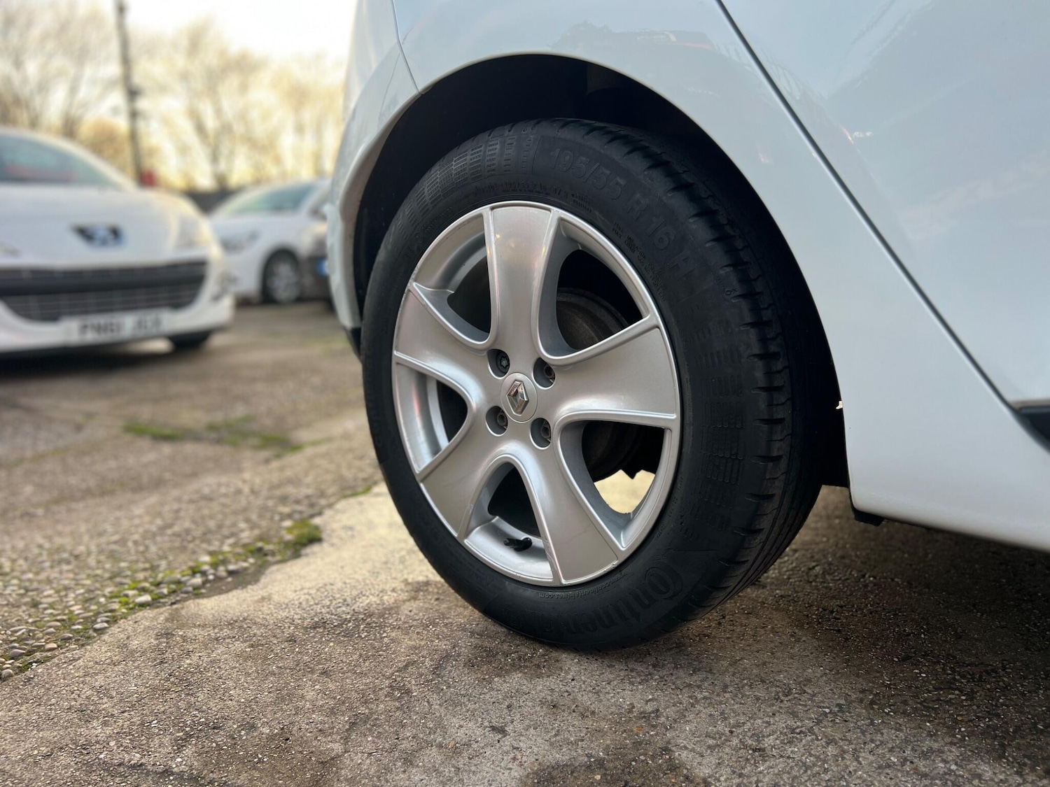 Used Renault Clio 2015 for sale - 76645863: Photo 4