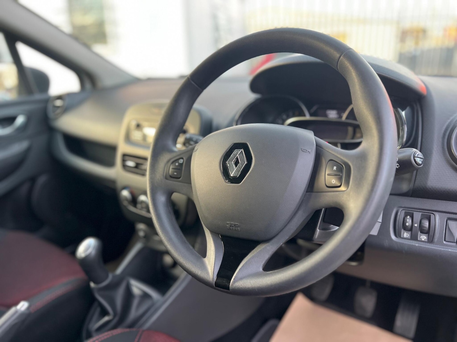Used Renault Clio 2015 for sale - 76645863: Photo 9