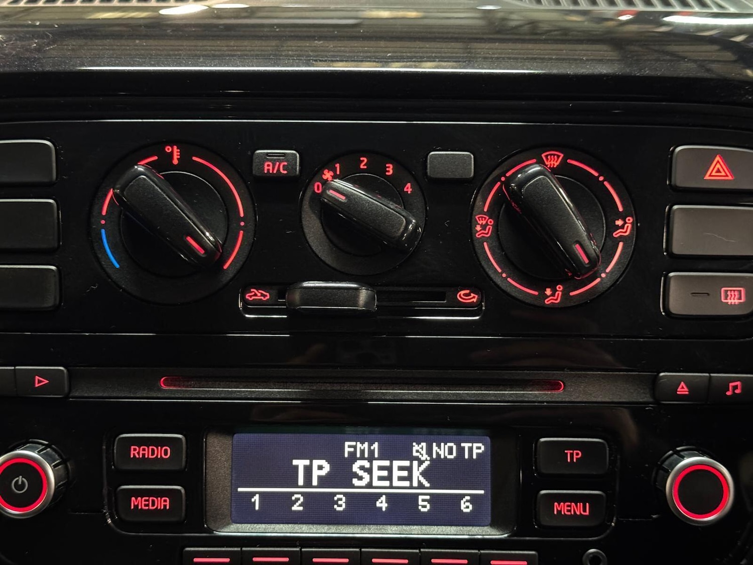 Used Volkswagen up! 2014 for sale - 77082025: Photo 27