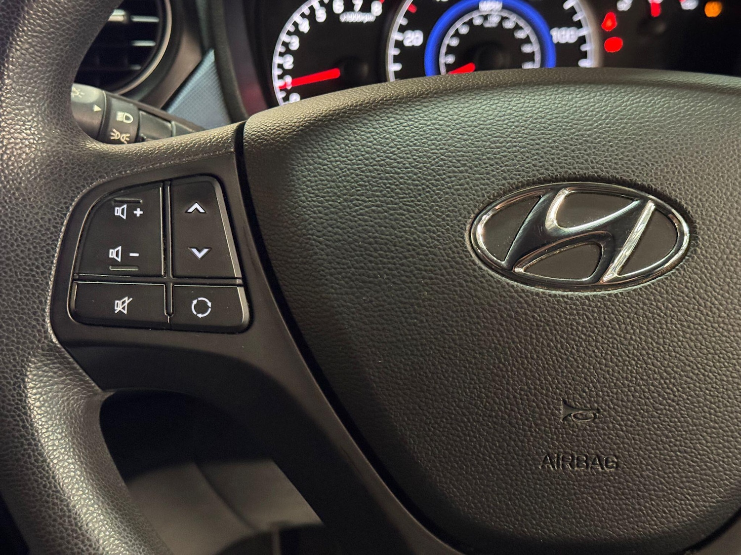 Used Hyundai i10 2016 for sale - 76537955: Photo 26