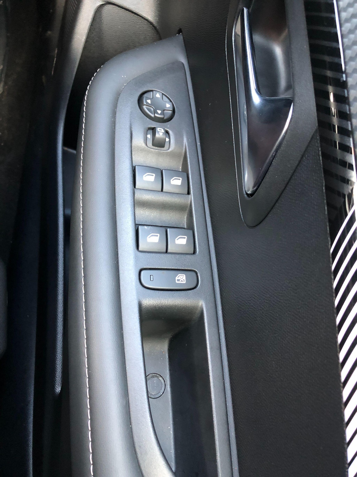 Used Peugeot E-208 2024 for sale - 76550550: Photo 25