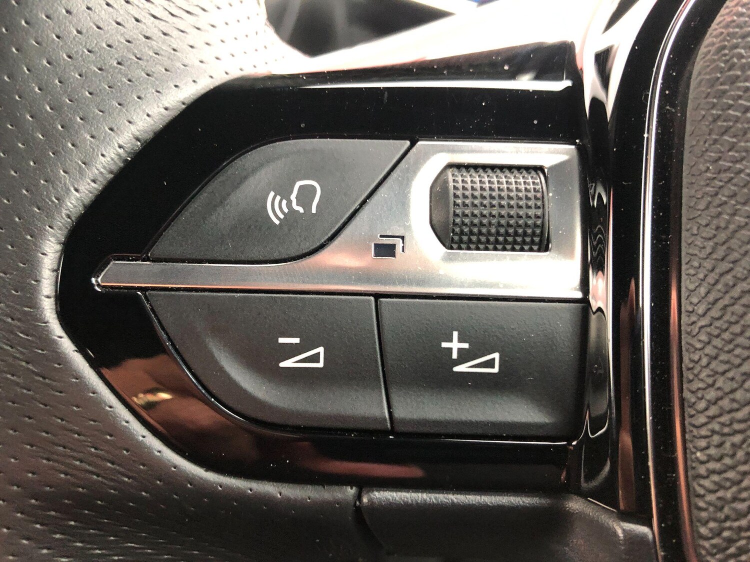 Used Peugeot E-2008 2024 for sale - 76199928: Photo 25