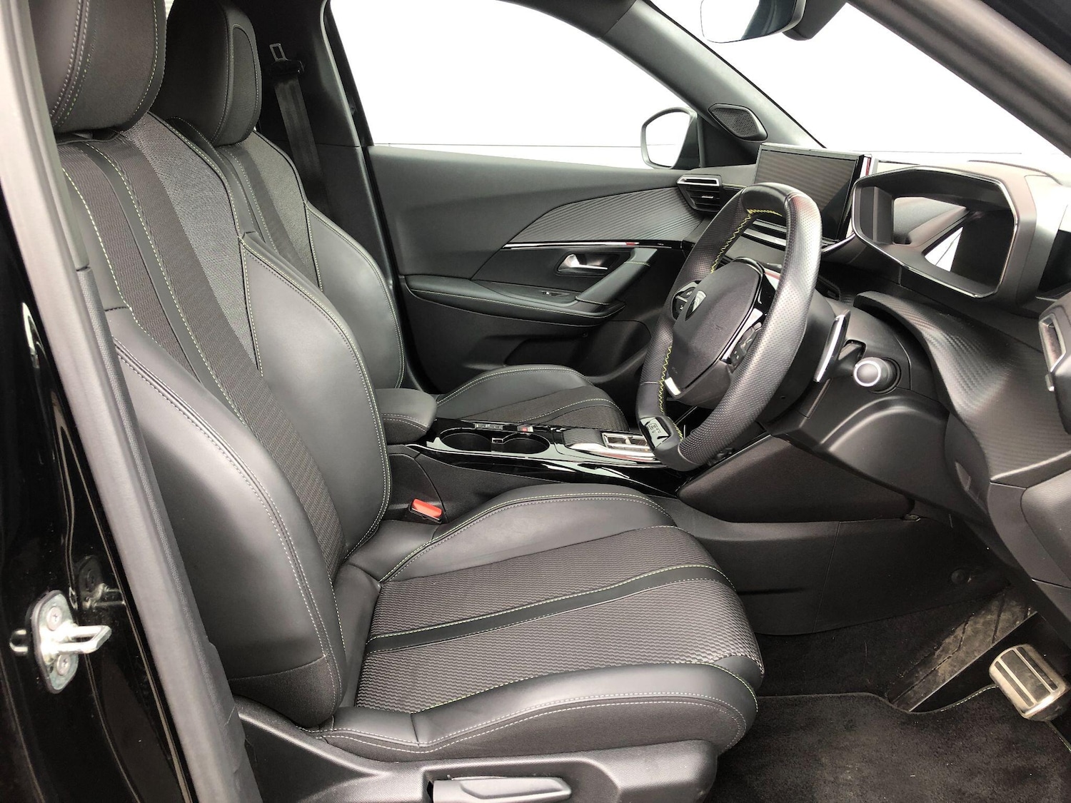 Used Peugeot 2008 2023 for sale - 76042385: Photo 15