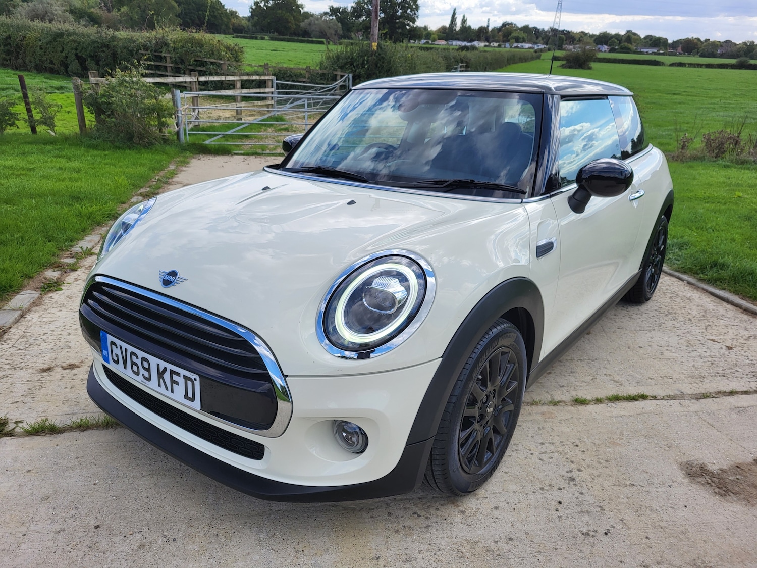 Used MINI Hatch 2019 for sale - 76019457: Photo 1