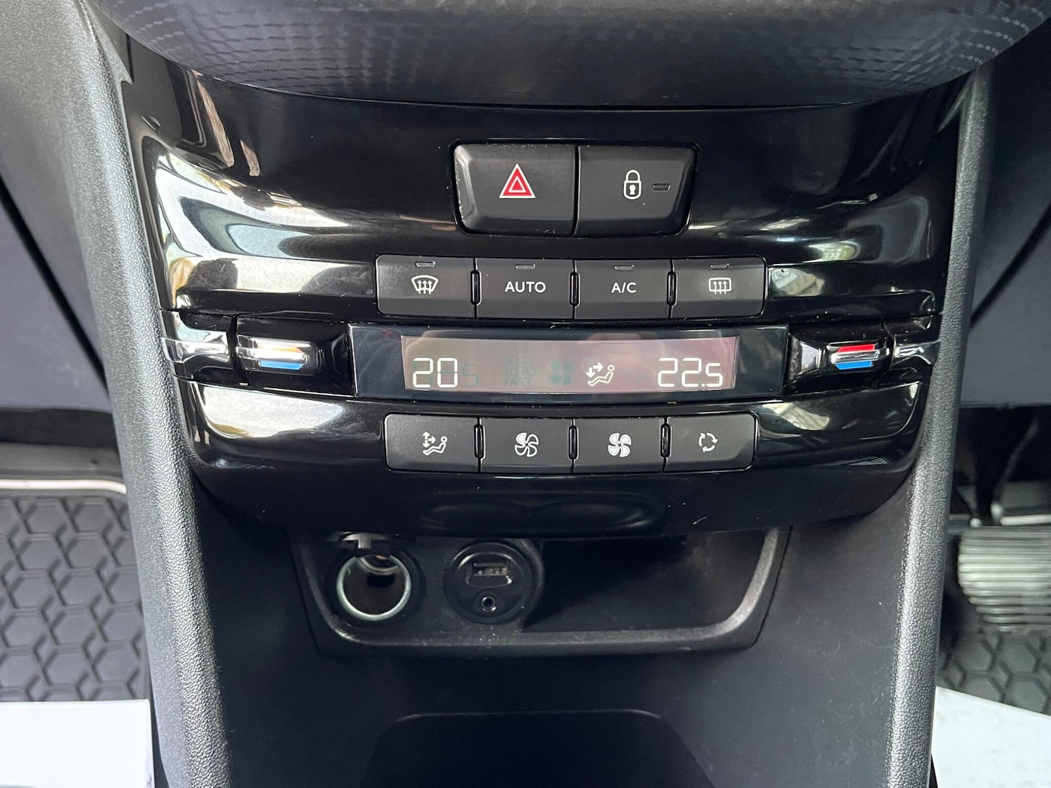 Used Peugeot 2008 2015 for sale - 76361235: Photo 52