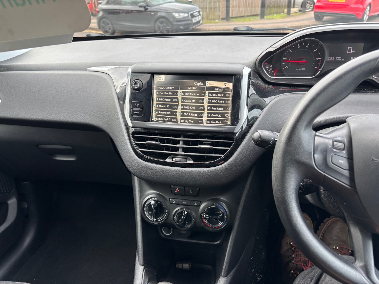 Used Peugeot 208 2013 for sale - 77420303: Photo 14