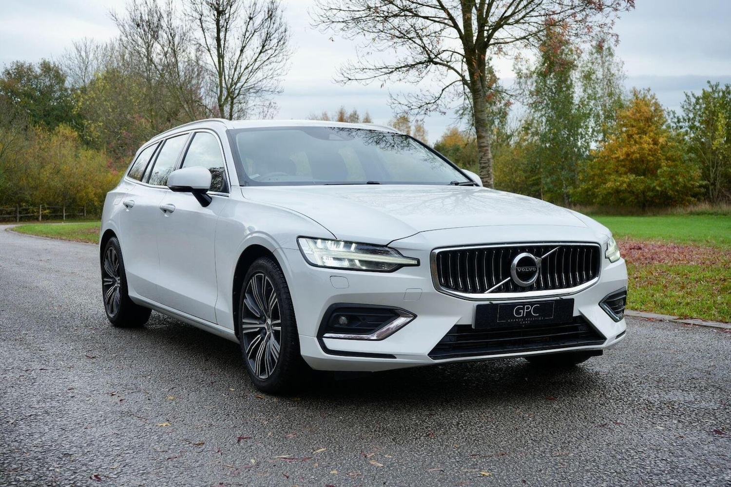 Used Volvo V60 2019 for sale - 76963324: Photo 2
