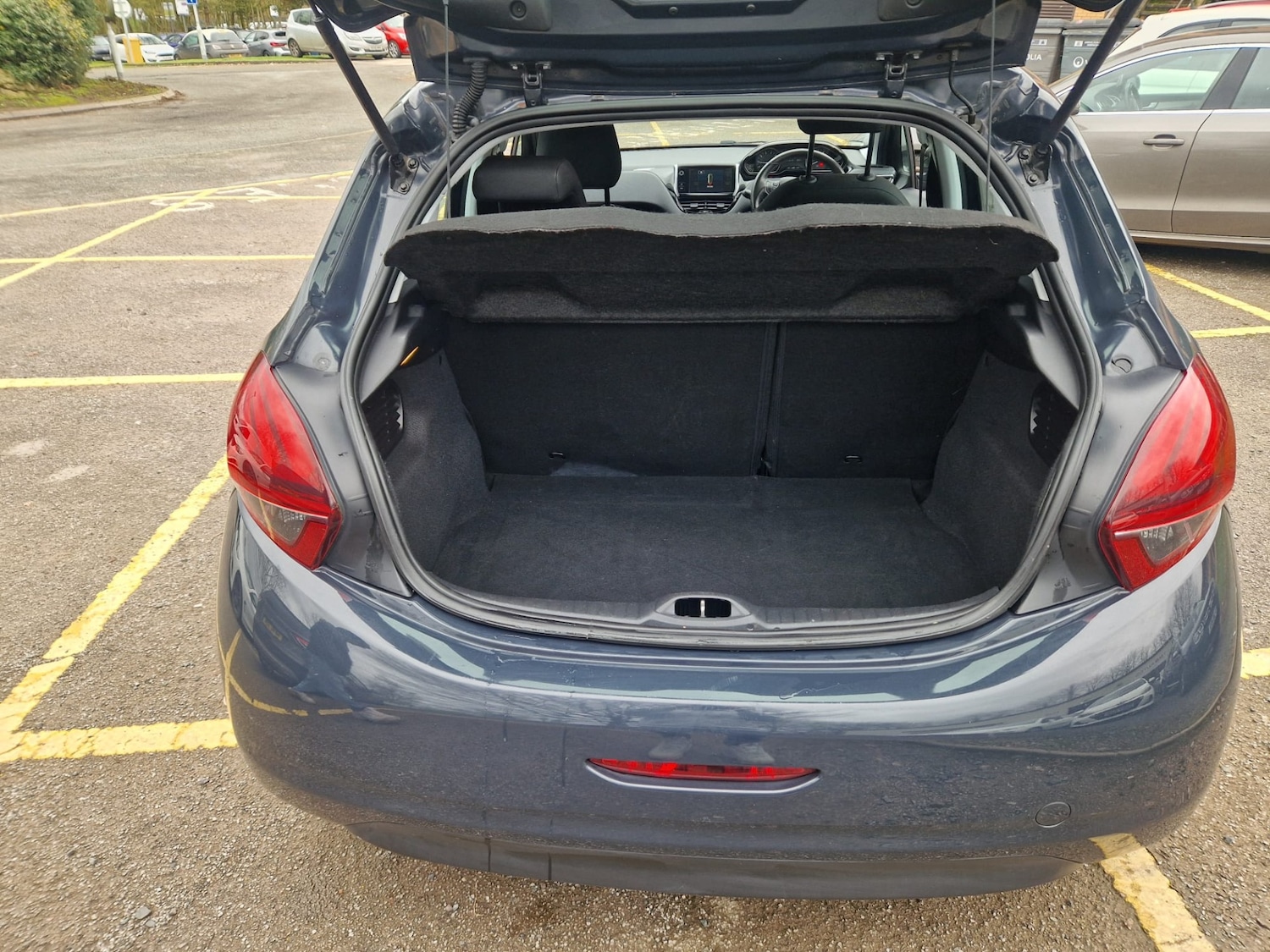 Used Peugeot 208 2016 for sale - 77687327: Photo 11