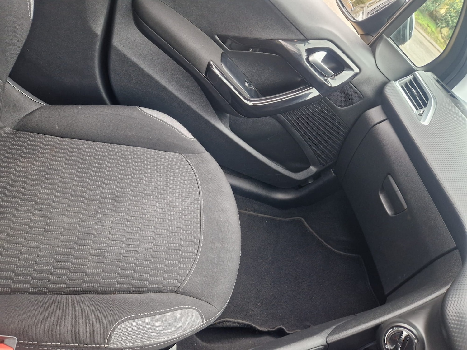 Used Peugeot 208 2016 for sale - 77687327: Photo 17