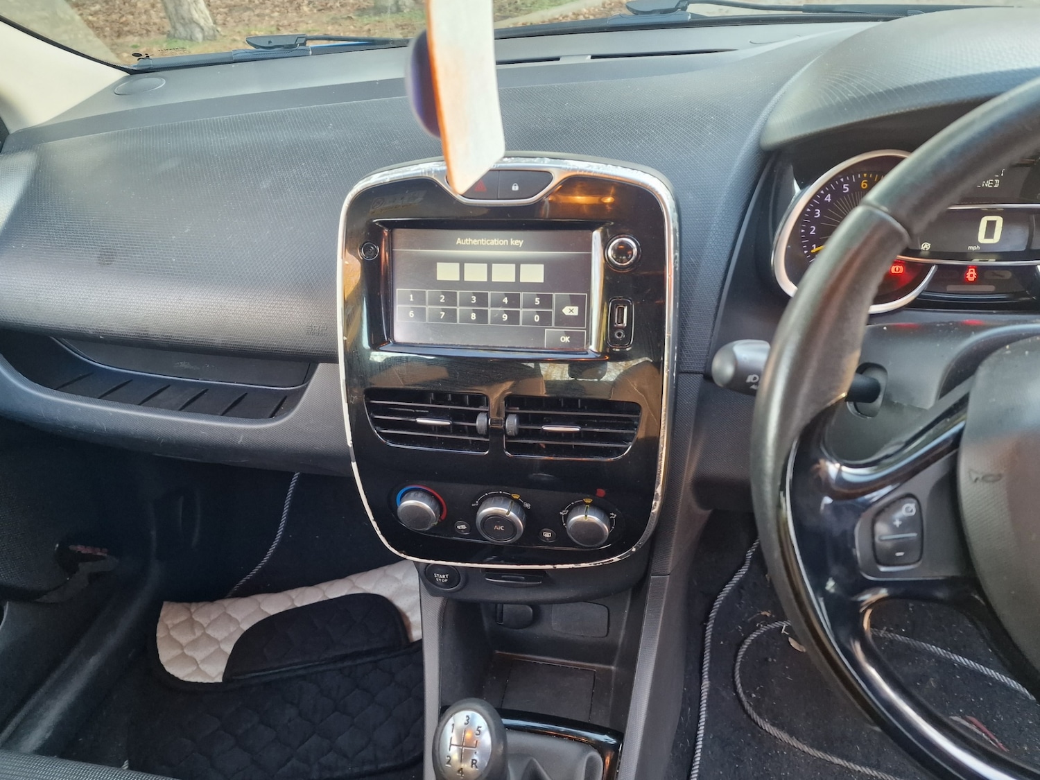 Used Renault Clio 2015 for sale - 76554207: Photo 19