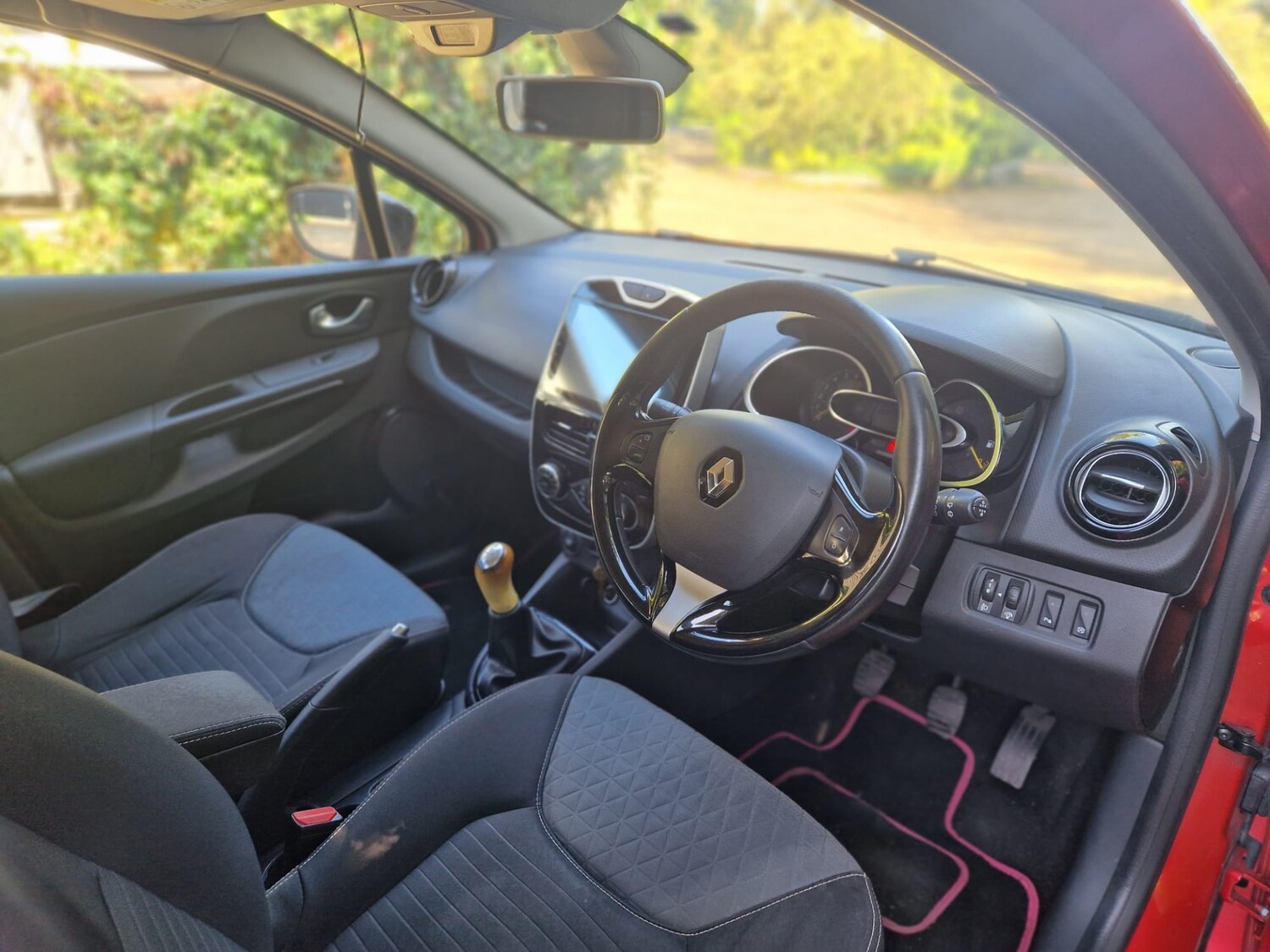 Used Renault Clio 2015 for sale - 76076302: Photo 17