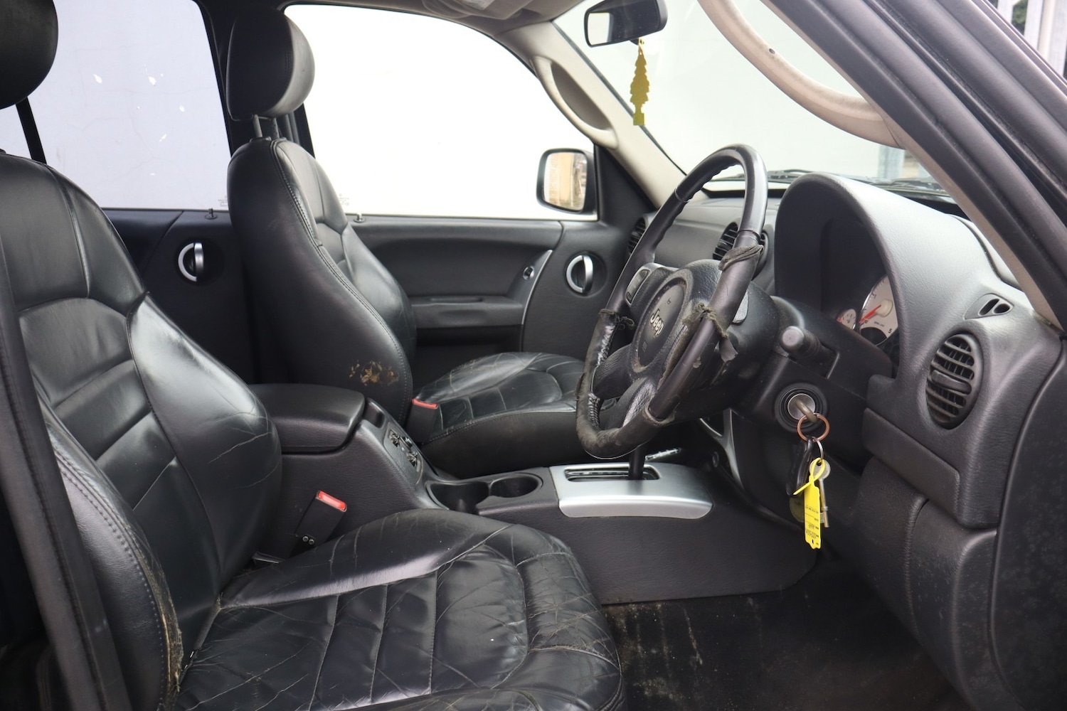 Used Jeep Cherokee 2004 for sale - 77650095: Photo 4