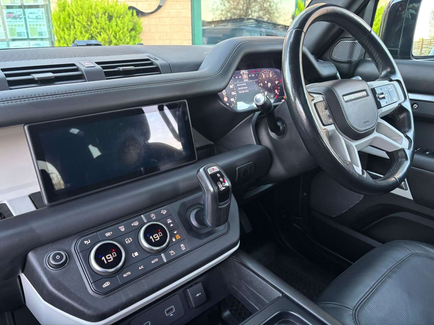 Used Land Rover Defender 110 2021 for sale - 77901551: Photo 25