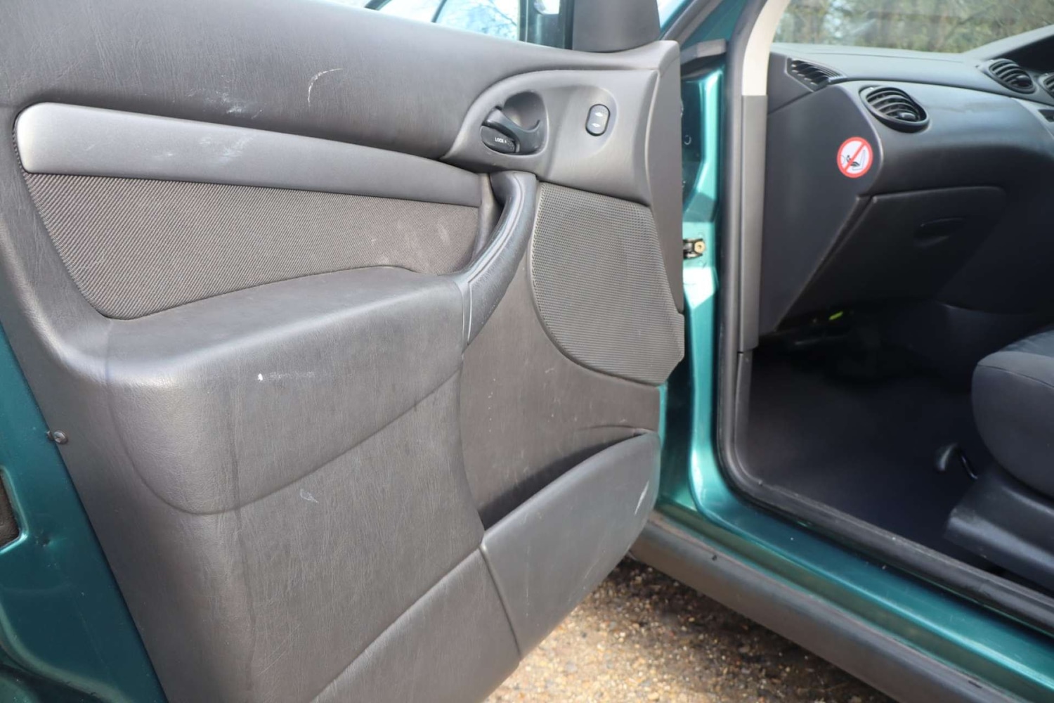 Used Ford Focus 2001 for sale - 78068128: Photo 32