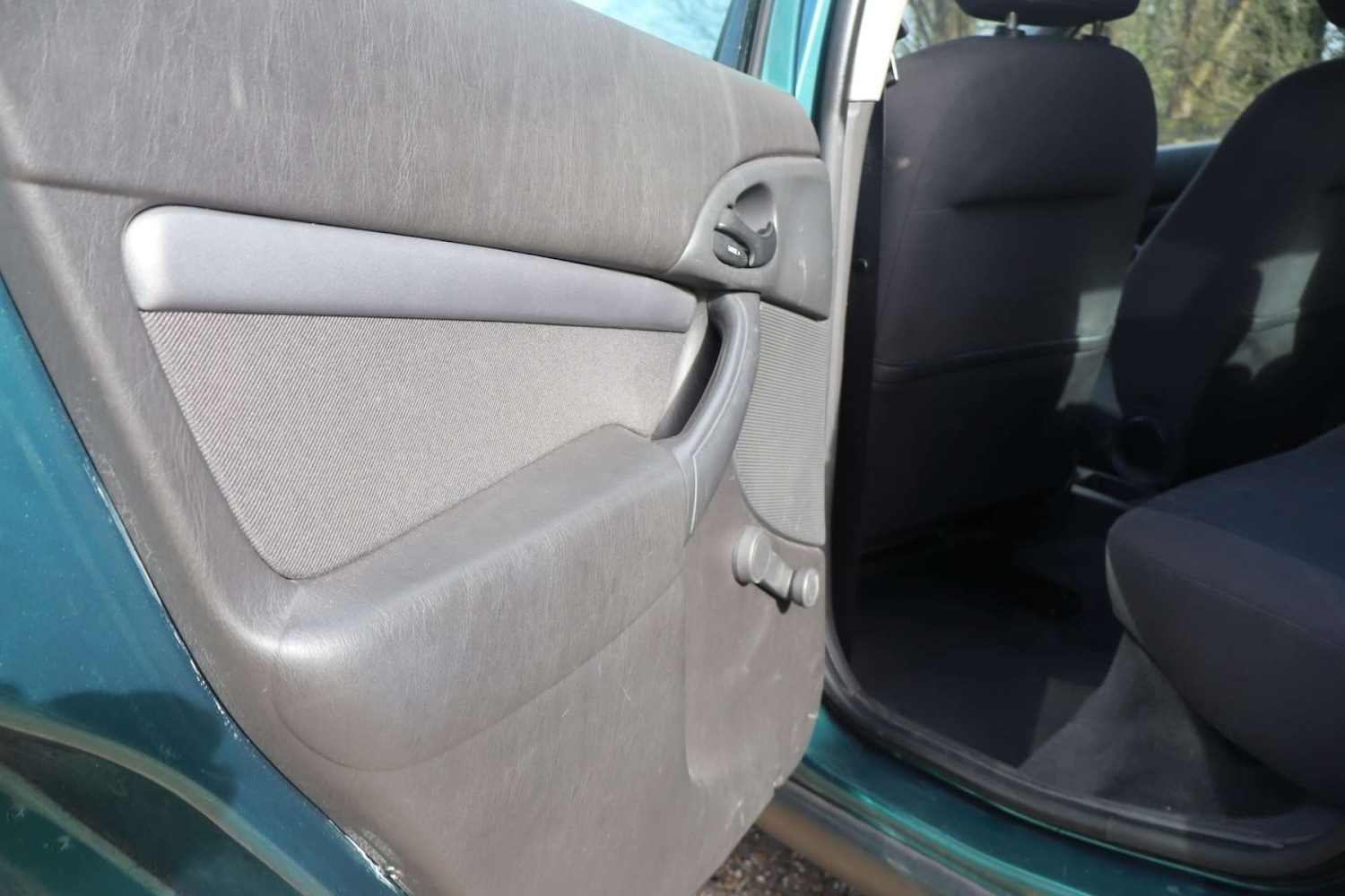 Used Ford Focus 2001 for sale - 78068128: Photo 34