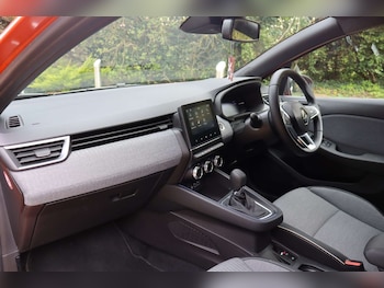 Used Renault Clio 2024 for sale - 78083363: Photo