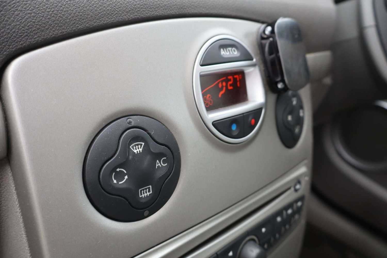 Used Renault Clio 2010 for sale - 78106700: Photo 38