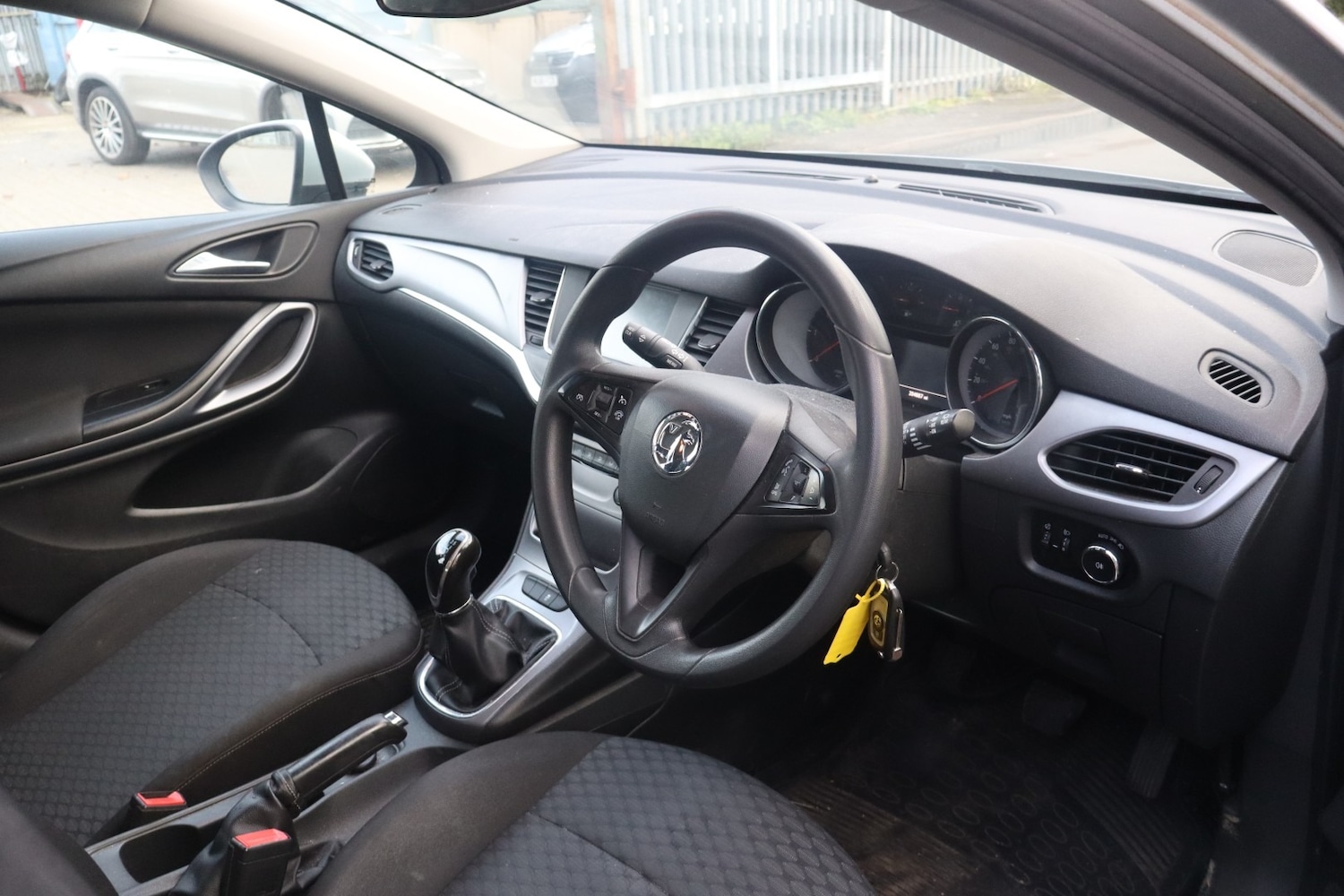 Used Vauxhall Astra 2017 for sale - 77045349: Photo 2