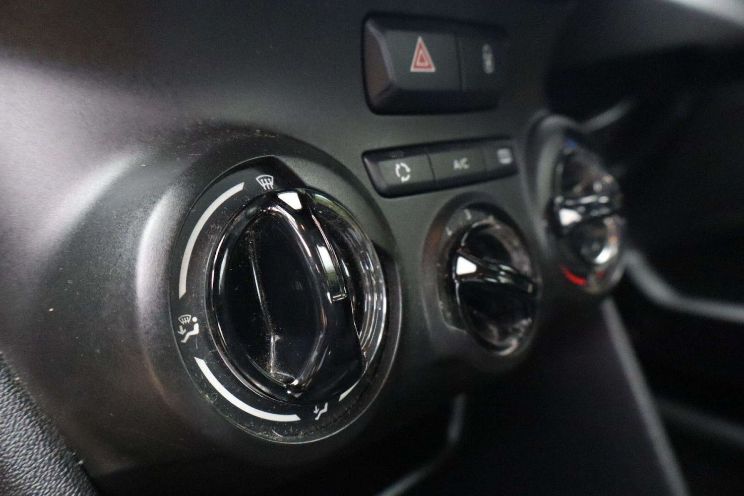 Used Peugeot 208 2012 for sale - 77910139: Photo 24