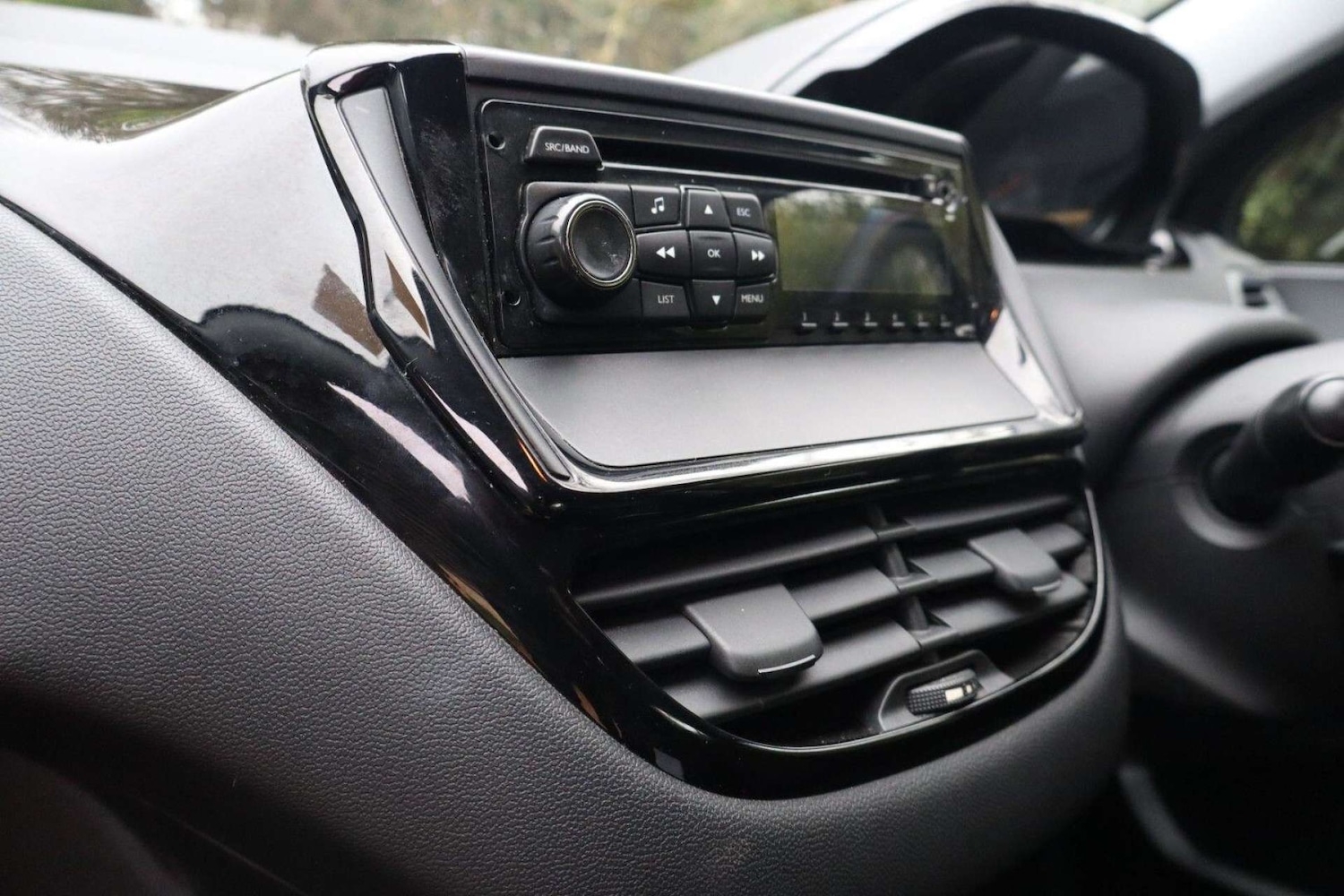 Used Peugeot 208 2012 for sale - 77910139: Photo 32