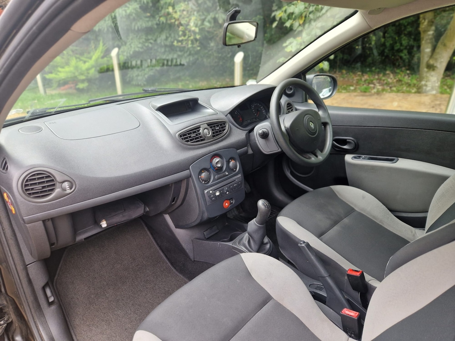 Used Renault Clio 2010 for sale - 76037476: Photo 17