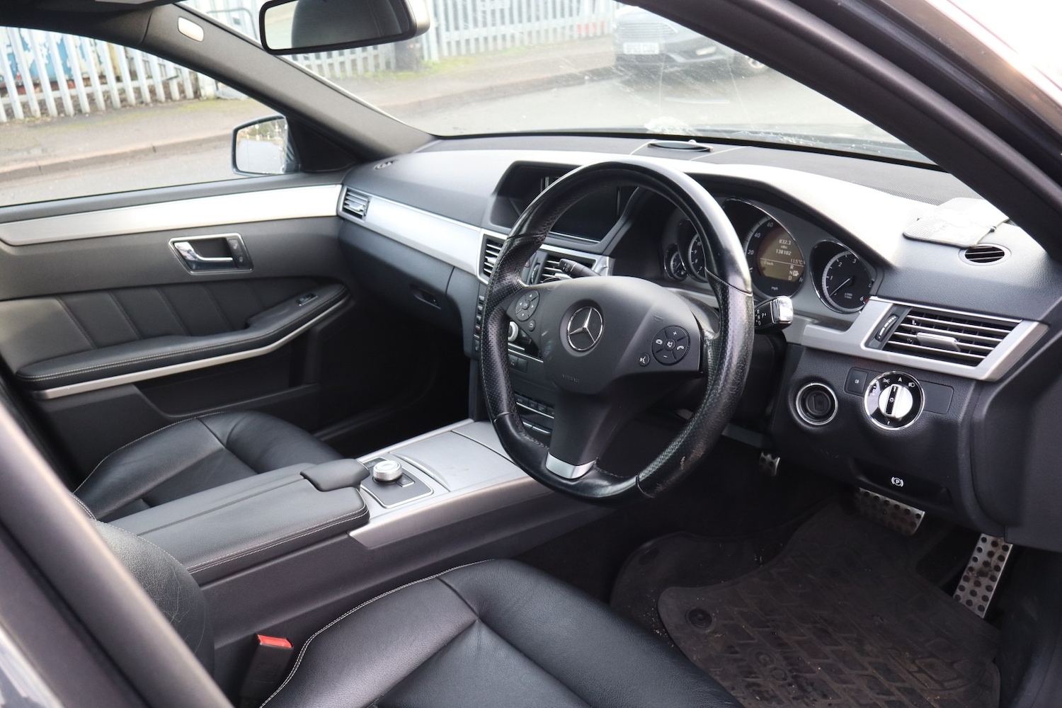 Used Mercedes-Benz E Class 2010 for sale - 77023909: Photo 3