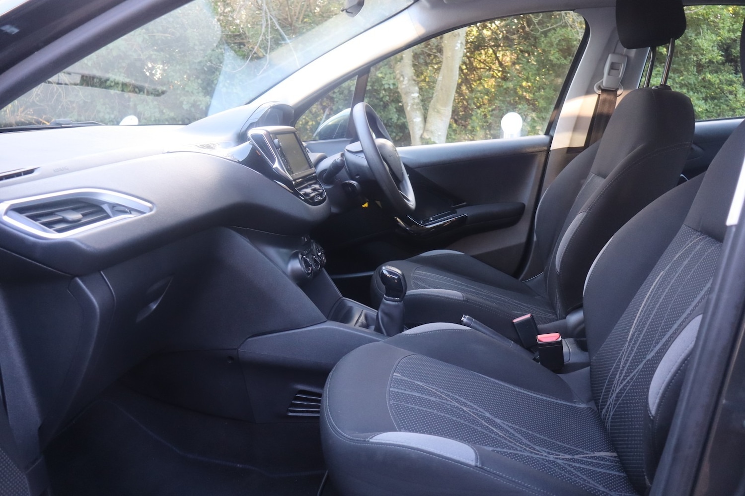Used Peugeot 208 2014 for sale - 76777118: Photo 6