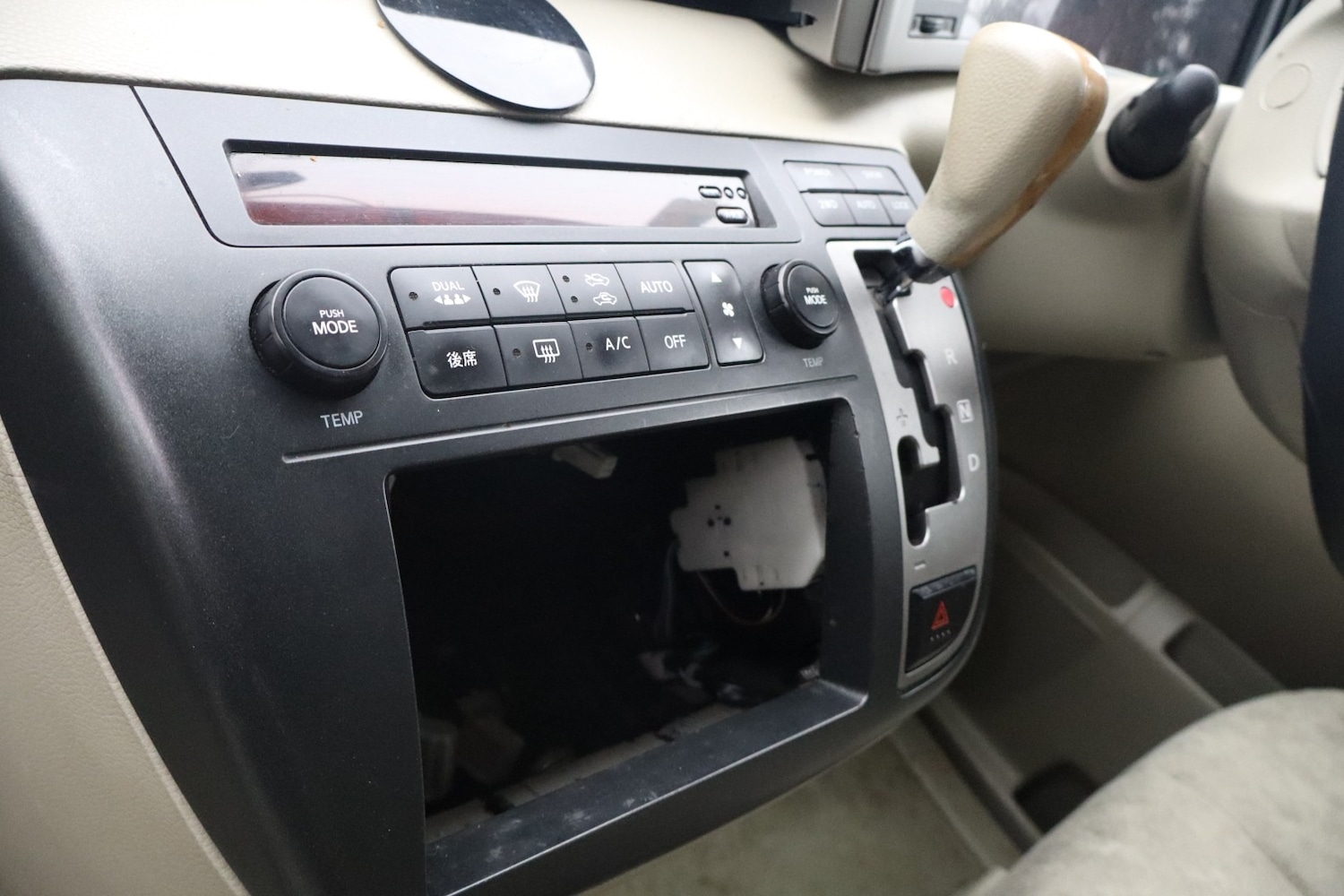 Used Nissan Elgrand 2014 for sale - 77606959: Photo 10