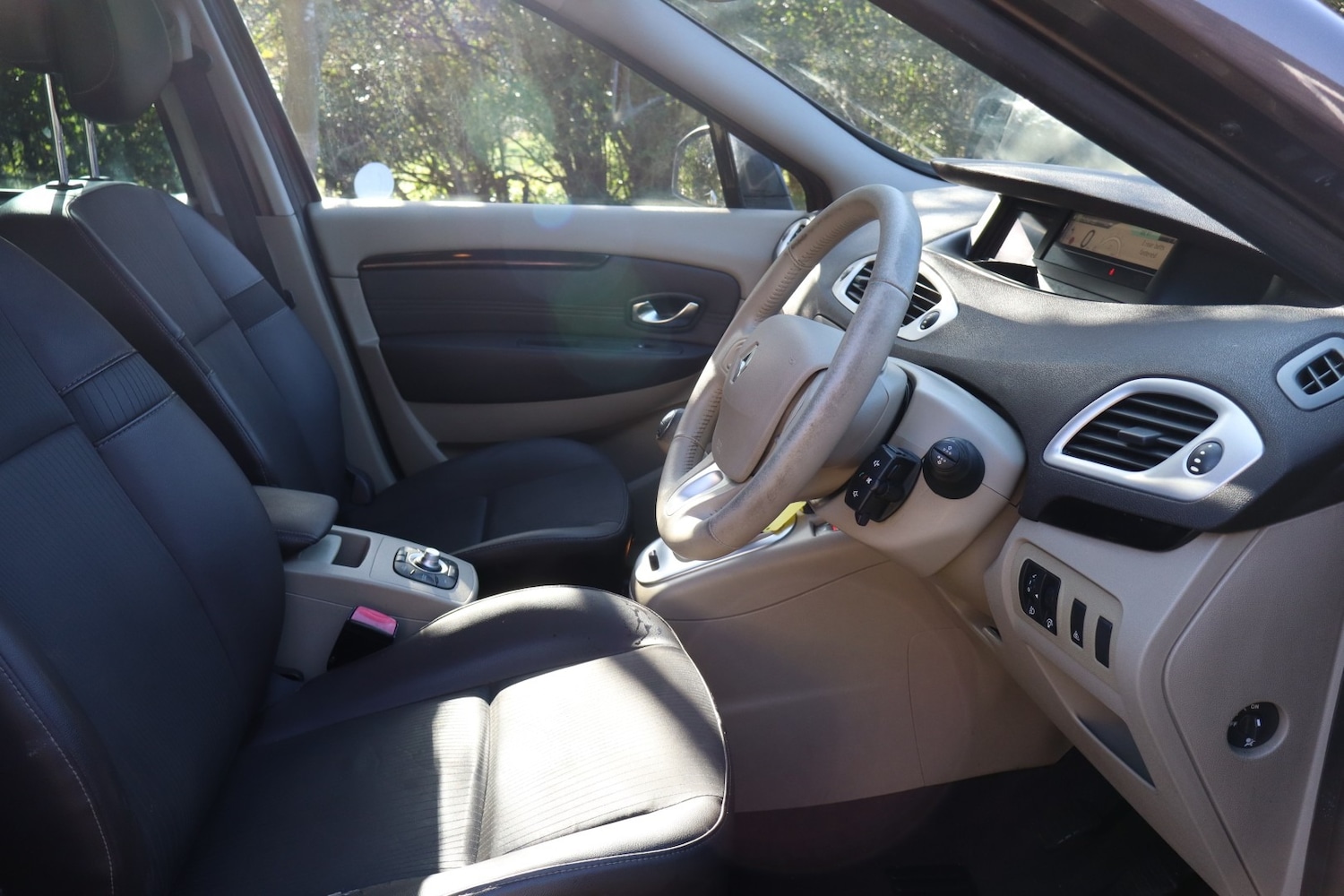 Used Renault Grand Scenic 2010 for sale - 77888275: Photo 12