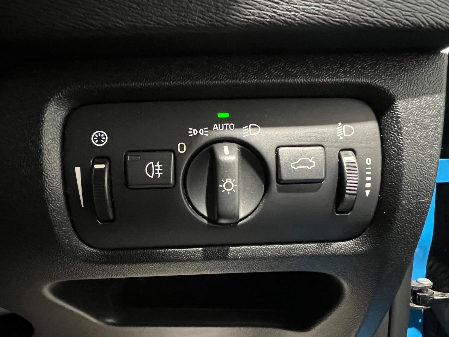 Used Volvo V40 2015 for sale - 76336497: Photo 17