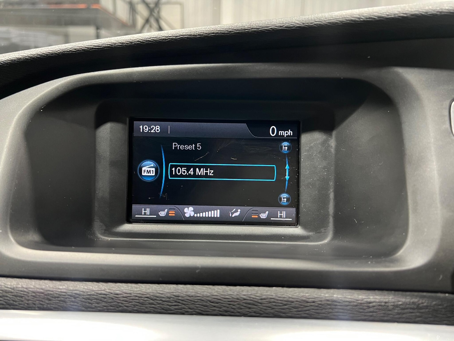 Used Volvo V40 2015 for sale - 76336497: Photo 24