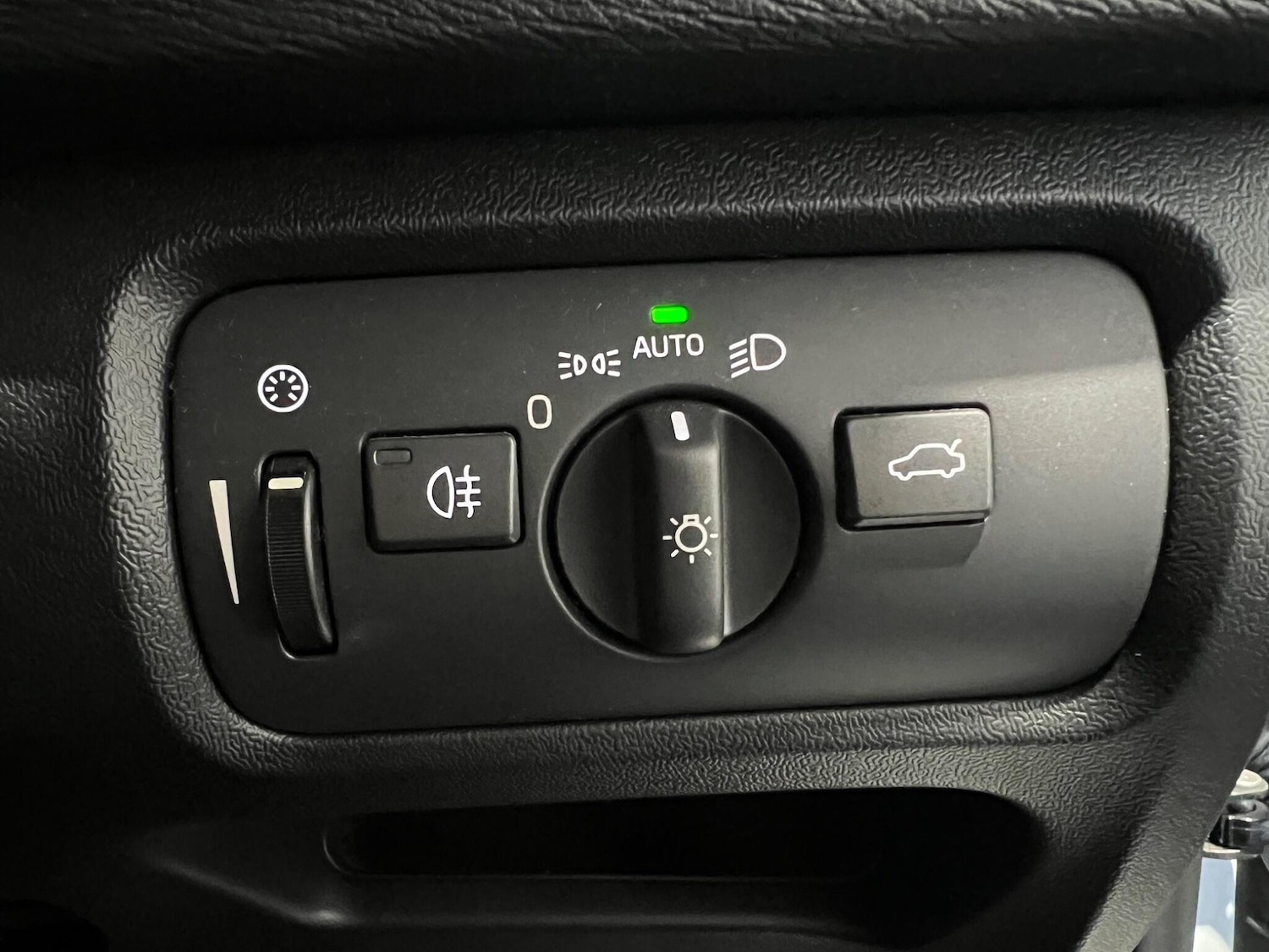 Used Volvo V40 2016 for sale - 76988567: Photo 16