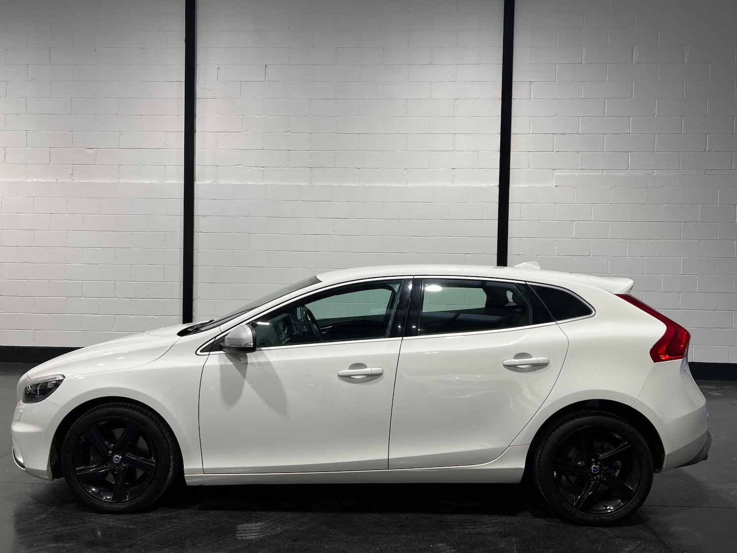 Used Volvo V40 2016 for sale - 76988567: Photo 4