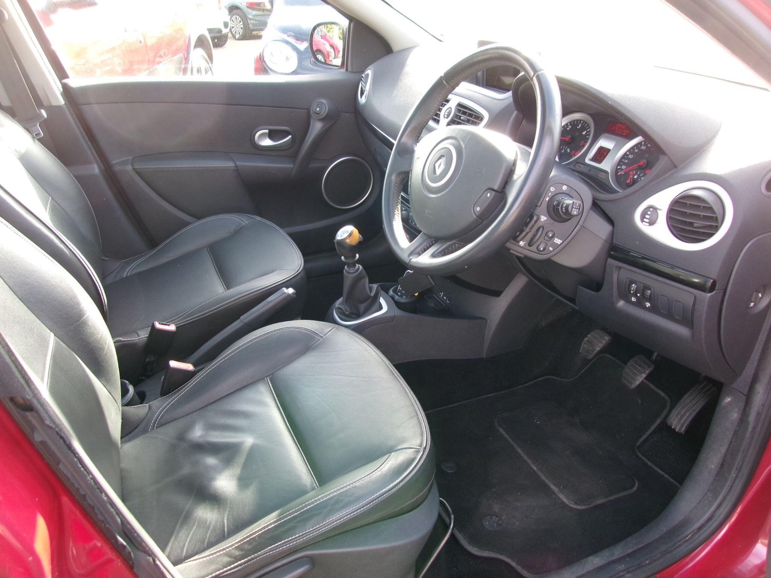 Used Renault Clio 2011 for sale - 76175035: Photo 10
