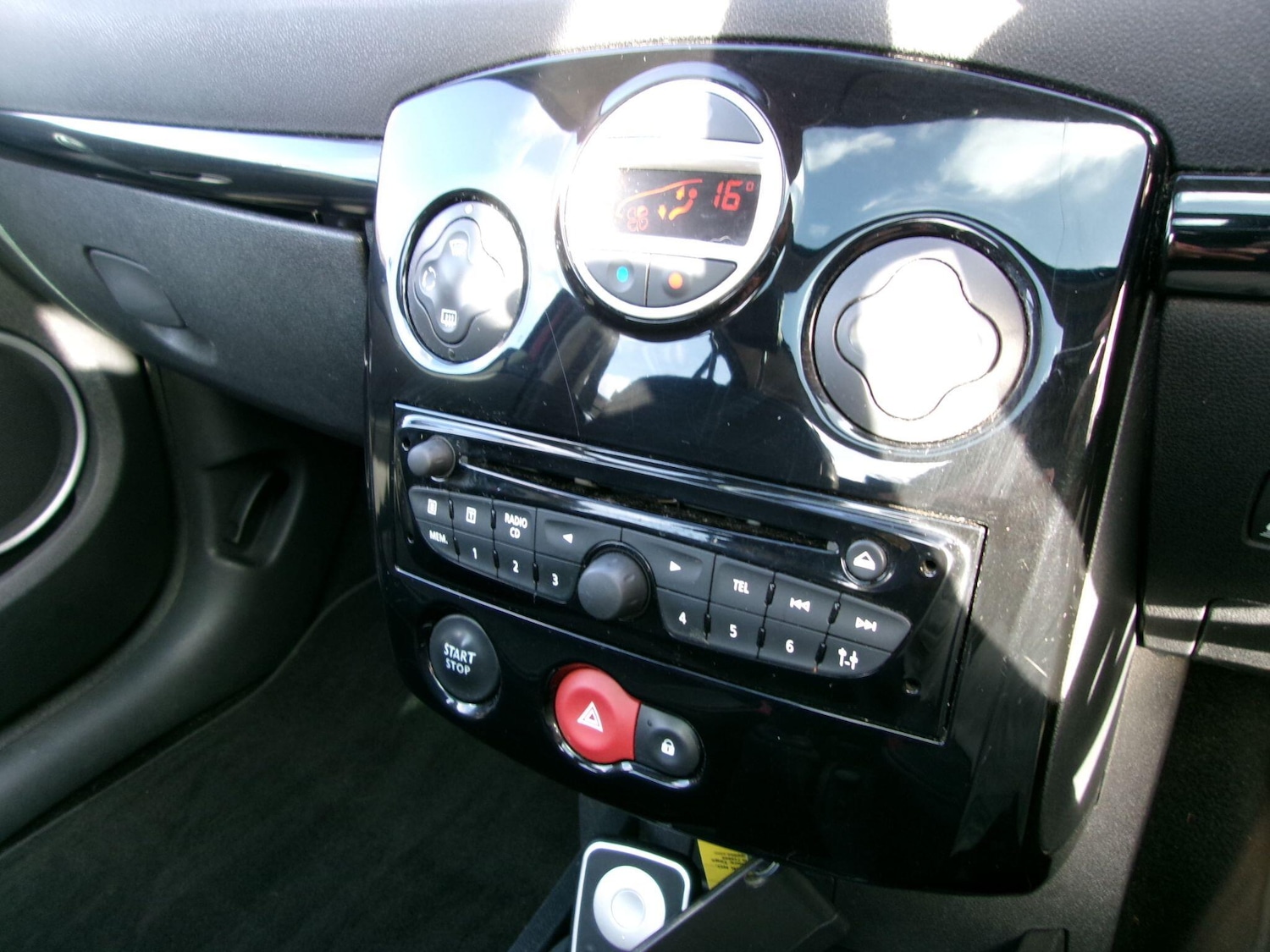 Used Renault Clio 2011 for sale - 76175035: Photo 15