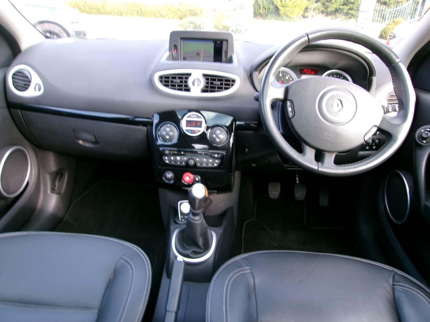 Used Renault Clio 2011 for sale - 76175035: Photo 9