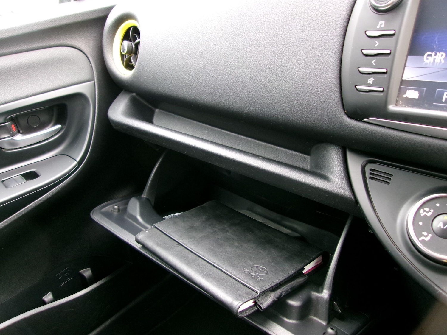 Used Toyota Yaris 2018 for sale - 76398841: Photo 41