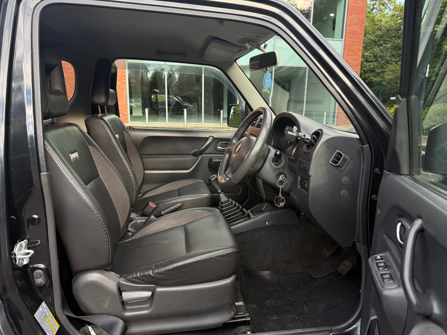 Suzuki Jimny 1.3 SZ4 SUV 3dr Petrol Automatic (181 g/km, 83 bhp) — photo 32 of 46