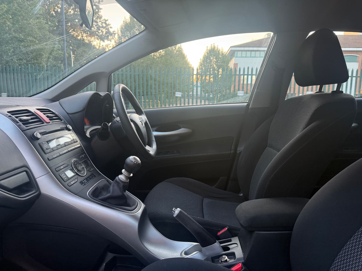 Toyota Auris 1.33 Dual VVT-i TR Hatchback 5dr Petrol Manual Euro 4 (s/s) (101 ps) — photo 13 of 33