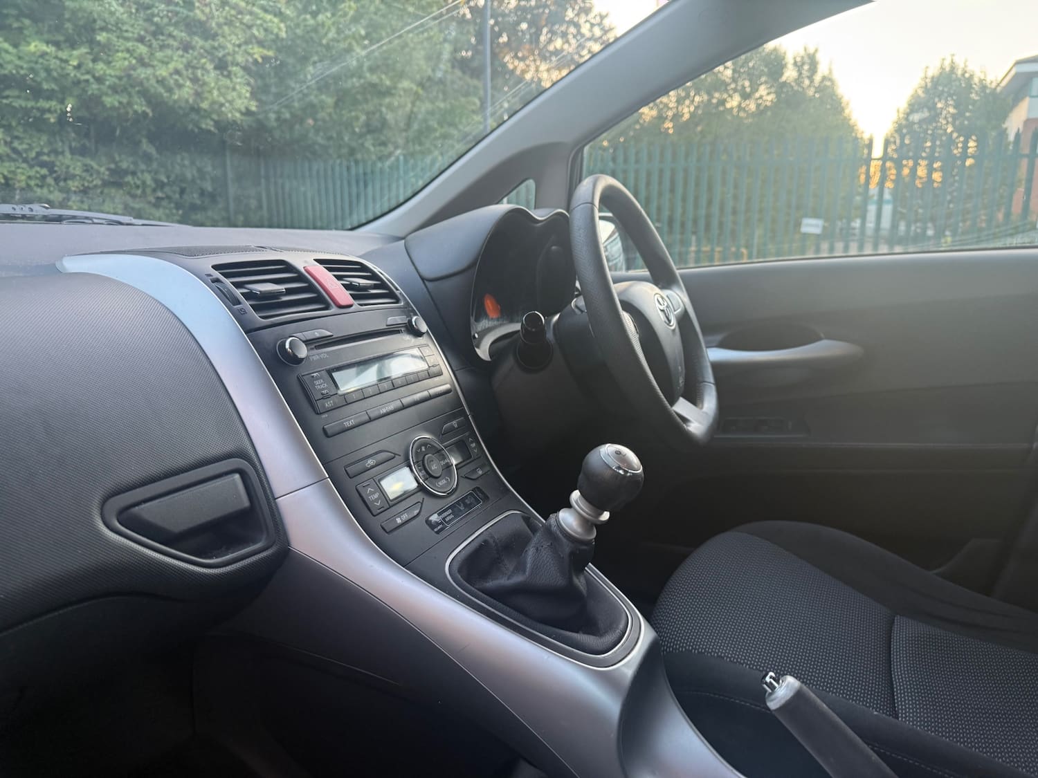 Toyota Auris 1.33 Dual VVT-i TR Hatchback 5dr Petrol Manual Euro 4 (s/s) (101 ps) — photo 14 of 33