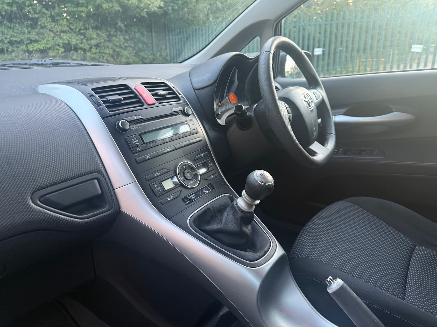 Toyota Auris 1.33 Dual VVT-i TR Hatchback 5dr Petrol Manual Euro 4 (s/s) (101 ps) — photo 15 of 33